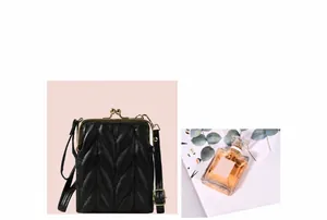 Détail du petit sac téléphone matelassé avec cadre doré et compartiments de rangement