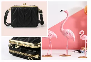 Vue détaillée du sac bandoulière noir matelassé avec texture feuille et bijoux dorés