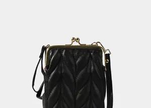 Détail du sac matelassé noir avec fermoir métallique doré et coutures élégantes