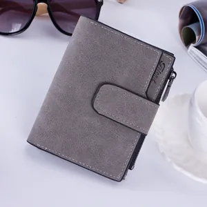 Gros plan du portefeuille en cuir mat gris foncé avec fermeture éclair et boucle