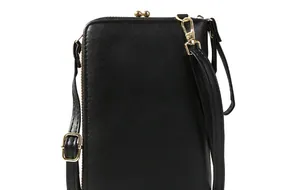 Détail du sac de téléphone en similicuir noir avec fermoir en métal doré et bandoulière