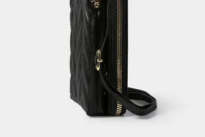 Détails de la pochette téléphone matelassée noire avec fermetures dorées multi-couches