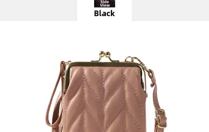 Détail de la pochette téléphone matelassée rose avec fermeture vintage à fermoir doré