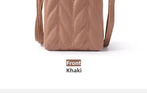 Détail de la texture matelassée en feuilles kaki et des coutures sur le petit sac bandoulière