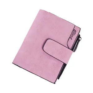 Portefeuille rose à texture litchi mate avec fermoir à boucle et poche zippée latérale