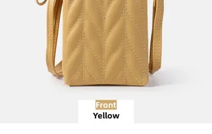 Gros plan de la pochette téléphone jaune en similicuir avec surpiqûres en V chic