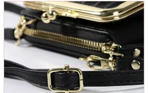 Détail du sac en cuir noir avec fermoir doré, fermeture éclair et bandoulière réglable