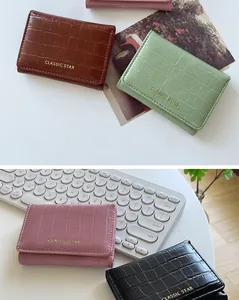 Detalle de carteras plegables con textura de piedra en varios colores modernos