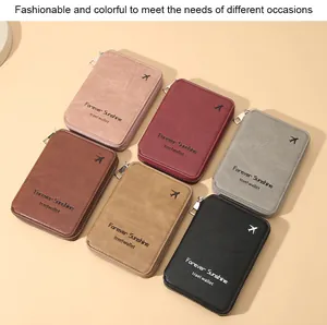 Vue détaillée de plusieurs protège-passeports colorés avec motifs d'avion et fermetures éclair