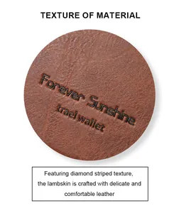 Vue détaillée de la texture du cuir d'agneau marron avec le logo Forever Sunshine embossé
