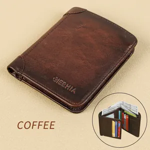 Détail du portefeuille en cuir café avec emplacements cartes et logo embossé