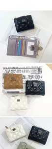 Vue détaillée de l'intérieur du portefeuille matelassé avec fentes pour cartes et poche