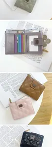 Vue détaillée de la texture matelassée et des fentes pour cartes du petit portefeuille PU