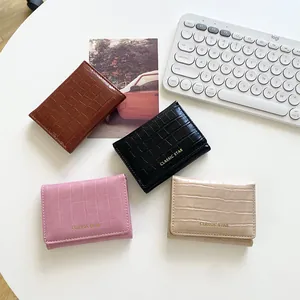Carteras clásicas para mujer con patrón de piedra en cuatro colores en mesa