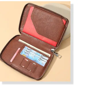 Vue détaillée de l'intérieur du protège-passeport vintage marron avec fermeture éclair