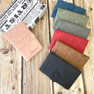 Dettaglio di portapassaporti RFID testurizzati opachi in sette colori con fibbia