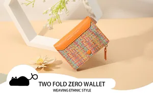 Détail du portefeuille tissé orange avec motifs bohèmes et logo Forever Sunshine