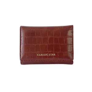 Cartera corta marrón con textura clásica de cocodrilo y logotipo dorado grabado