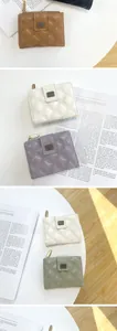 Détail du portefeuille matelassé en similicuir avec plaque métal et zip doré robuste