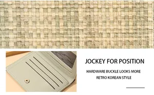 Détail de la texture tressée et des fentes pour cartes du portefeuille court en similicuir