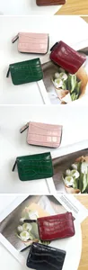 Détail de porte-cartes en cuir à texture crocodile disponibles en cinq coloris vifs