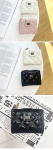 Trois variantes de portefeuilles en cuir matelassé en blanc rose et noir avec fermoirs dorés