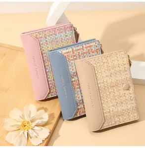 Vue détaillée de portefeuilles courts tressés en rose, bleu clair et beige avec zip