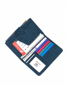 Dettaglio interno porta passaporto RFID con slot carte, tasca zip e finestra per ID