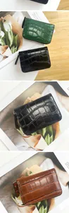 Vue détaillée de mini porte-cartes à motif crocodile en vert, noir et marron caramel