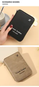 Gros plan de portefeuilles de voyage en cuir PU noir et kaki avec logo gravé