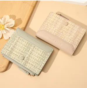 Détail du portefeuille tressé vert menthe et rose avec gaufrage Forever Sunshine
