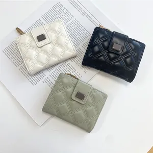 Petit portefeuille matelassé à fermeture éclair pour femme en crème, noir et vert