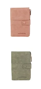 Dettaglio dei portapassaporti RFID rosa e verde oliva con chiusure a scatto e zip in metallo
