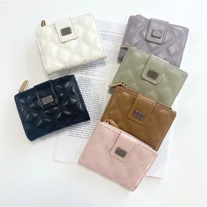 Petit portefeuille matelassé pour femmes en six couleurs avec motif losange et boucle