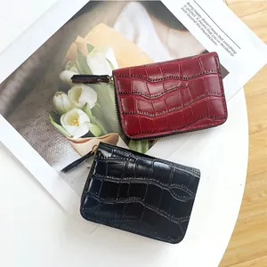 Mini porte-cartes en cuir à motif crocodile rouge et noir avec fermeture éclair dorée chic