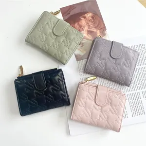 Portafogli trapuntati da donna in quattro colori con motivi a stelle e zip dorate