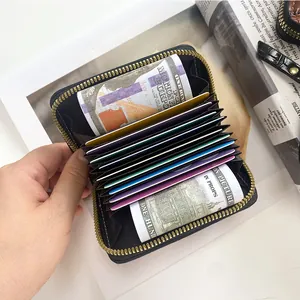 Porte-cartes noir en cuir motif crocodile avec design accordéon et fermeture éclair dorée