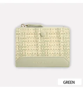 Détail du portefeuille tissé vert clair avec fermeture éclair en métal et texture cuir