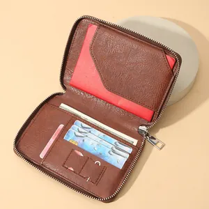 Portefeuille de voyage en cuir marron avec fermeture éclair et fentes pour cartes