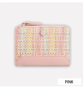 Gros plan sur la texture tissée rose et l'inscription dorée Forever Sunshine du portefeuille