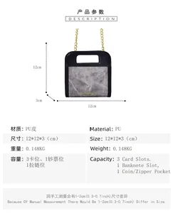 Bolso bandolera compacto con cadena que muestra las medidas 12x12x3cm y el peso de 0.148kg