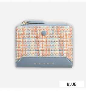 Vue détaillée de la texture tissée bleue et du logo doré Forever Sunshine sur le portefeuille