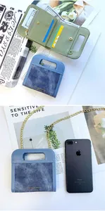 Detalle de billetera denim con cadena dorada, ranuras para tarjetas y bolsillo móvil