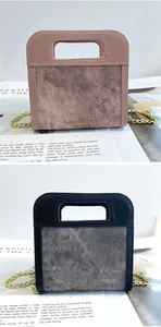 Detalle de mini bolsos de mezclilla rosa y negro con cadenas doradas y asas caladas
