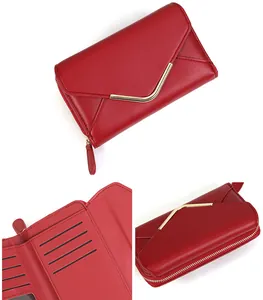 Detailansicht der roten Umschlag-Brieftasche mit vielen Kartenfächern und V-Metallbesatz