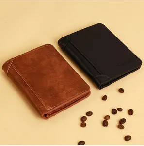 Nahaufnahme von schmalen Retro-Lederbrieftaschen in Braun und Schwarz mit Logo-Prägung