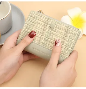 Vue détaillée du portefeuille tissé en cuir vert avec texte doré Forever Sunshine