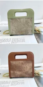 Primer plano de bolsos bandolera retro cuadrados en verde y marrón con cadena