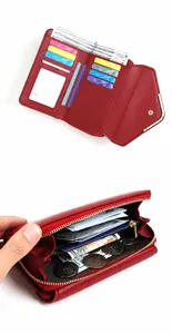 Detailansicht der Innenkapazität und Mehrfach-Kartenfächer einer roten PU-Leder Brieftasche