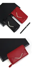 Detail von roten und schwarzen Brieftaschen mit V-Metallbesatz und Reißverschluss